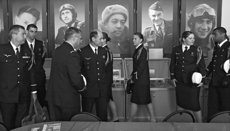 Des représentants du régiment Normandie-Niémen de l'armée de l'air française visitent le musée de l'escadron Normandie-Niémen à l'école 712 de Moscou, le 5 mai 2010.
