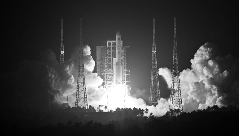 Une fusée porteuse Long March-5 Y6 transportant le satellite Yaogan-41, le 15 décembre 2023 à Wenchang. Ce satellite fonctionne 'en formation' avec TJS-11 et Ludi-Tance 4.