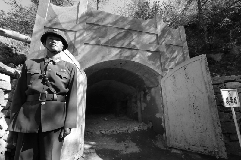 Un soldat nord-coréen monte la garde devant l'entrée d'un des tunnels démantelés, le 24 mai 2018, sur le site de Punggye-ri.