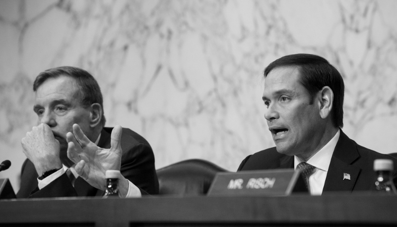 Les sénateurs américains Mark Warner (à gauche) et Marco Rubio, respectivement président démocrate et vice-président républicain du Senate Select Committee on Intelligence (SSCI).