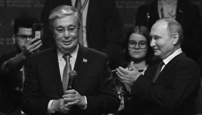 Le président kazakh Kassym-Jomart Tokaïev et le président russe Vladimir Poutine à Kazan, le 21 février 2024.