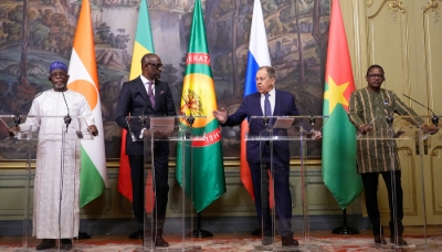 De gauche à droite : les ministres des affaires étrangères nigérien, Bakary Yaou Sangaré, malien, Abdoulaye Diop, russe, Sergueï Lavrov, et burkinabè, Karamoko Jean-Marie Traoré, à Moscou, le 3 avril 2025.