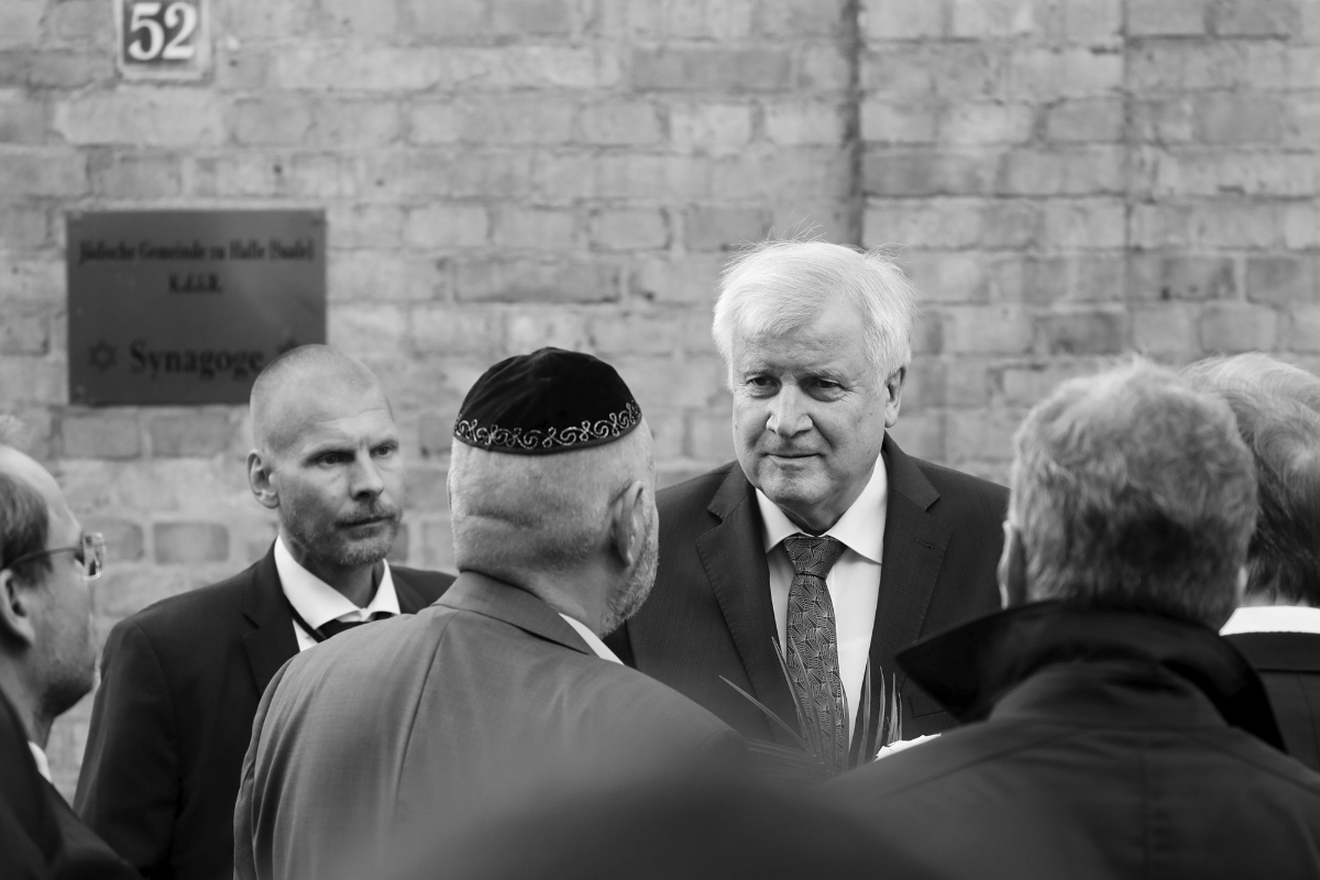 Le premier ministre allemand Horst Seehofer, sur les lieux de l'attentat du 9 octobre 2019. 