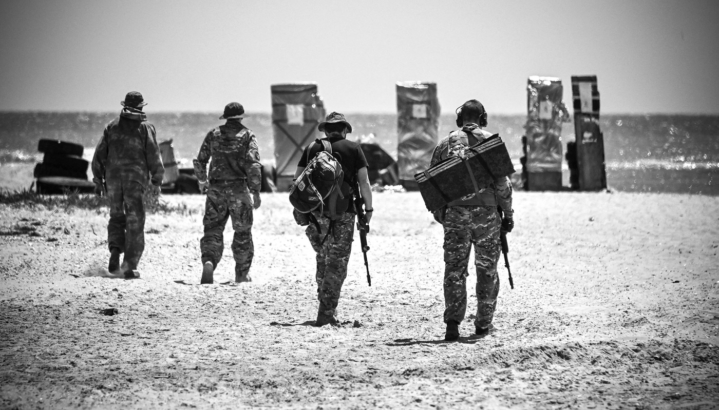 Des volontaires de l'unité spéciale Española, un détachement de hooligans russes, s'entraînent près de Marioupol, le 22 juin 2023.