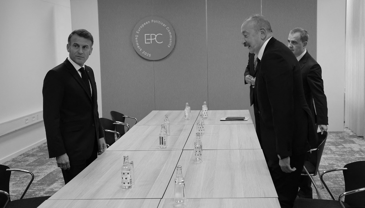 Le président français Emmanuel Macron et son homologue azerbaïdjanais Ilham Aliyev à Copenhague, le 2 octobre 2025.