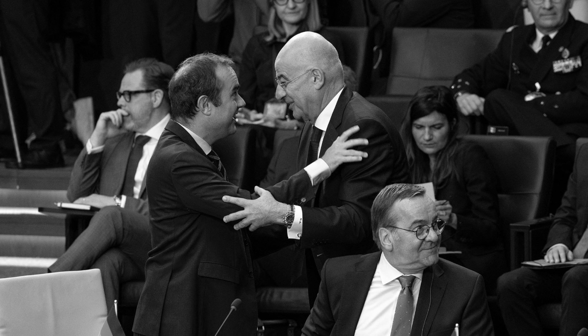 Sébastien Lecornu, ministre de la défense français, salue Nikos Dendias, son homologue grec, au siège de l'OTAN le 5 juin 2025, à Bruxelles.