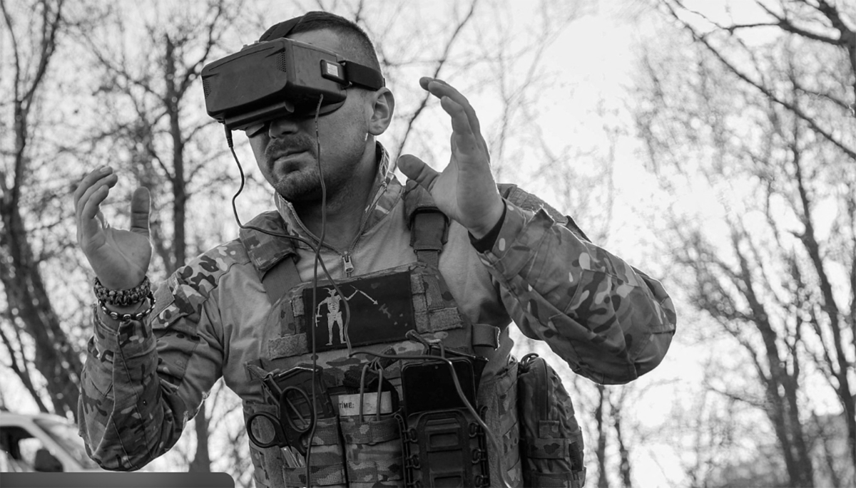 Un militaire pilotant un drone First-Person View (FPV) lors d'un entraînement.