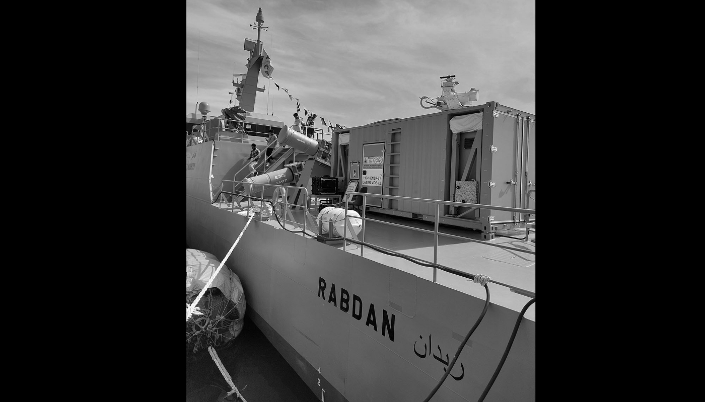 Le patrouilleur Rabdan FA-400 exposé dans le cadre du Navdex, la partie consacrée au naval du salon de défense d'Abu Dhabi IDEX, organisé du 17 au 21 février.