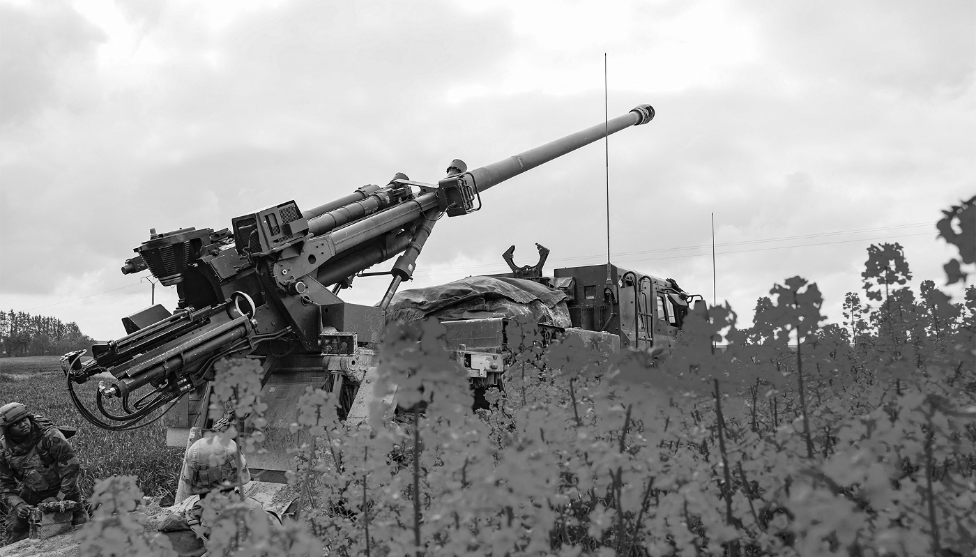 Canon Caesar déployé lors d'un exercice de l'armée française. La Thaïlande a acquis plusieurs exemplaires de ce système d'artillerie en 2010.