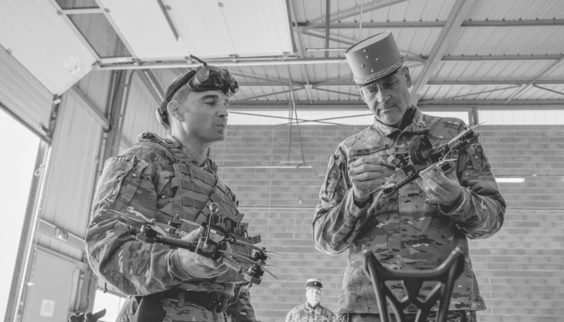 Le chef d'état-major de l'armée de terre français Pierre Schill lors d'une visite aux opérateurs de drones de la 19e brigade d'artillerie, fin mars 2026.