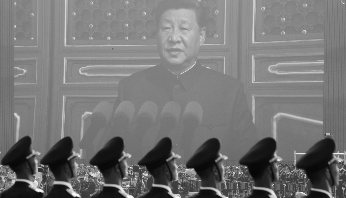 Des soldats chinois devant un écran géant sur lequel apparaît le président Xi Jinping.
