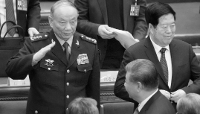 Zhang Shengmin, vice-président de la Commission militaire centrale, salue le président chinois Xi Jinping (de dos).