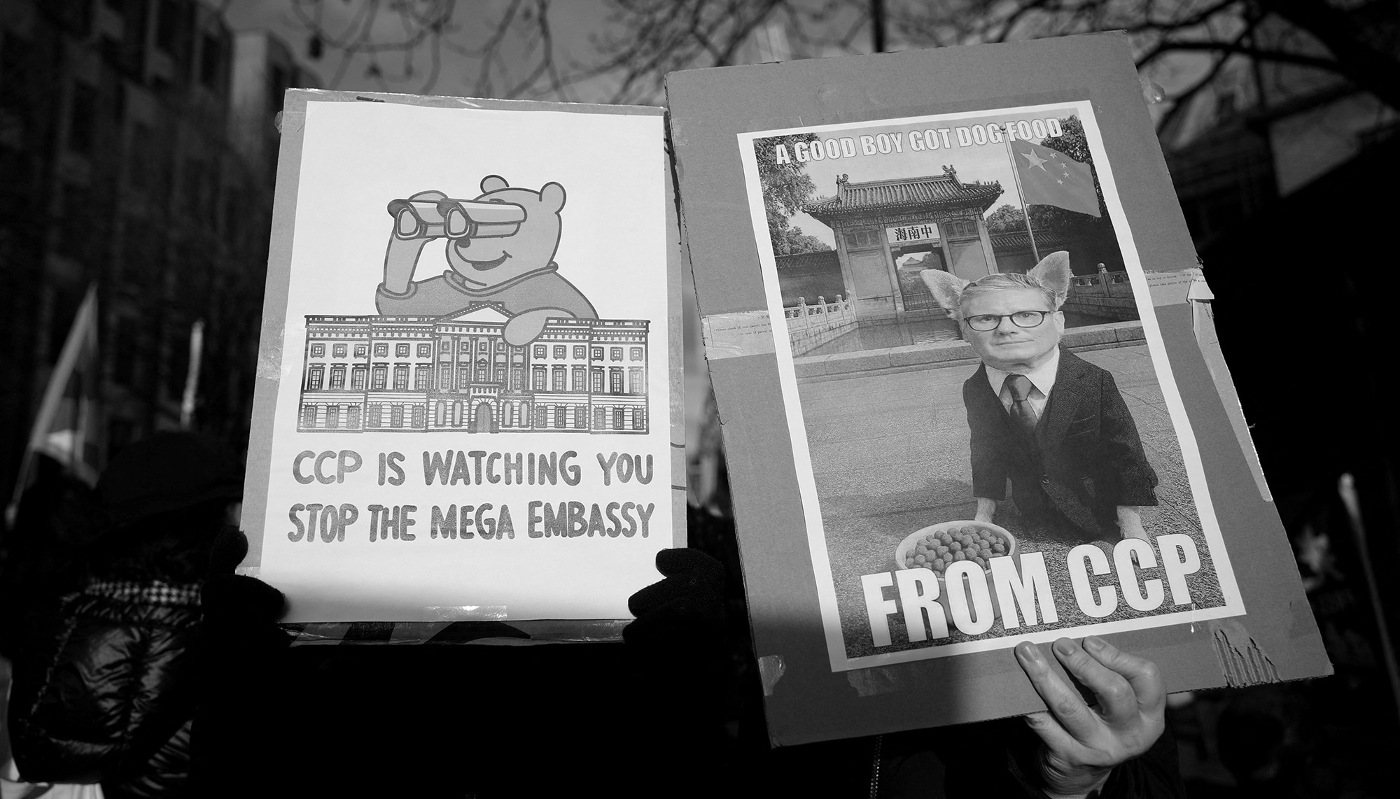 Des pancartes représentant le premier ministre britannique Keir Starmer et Winnie l'ourson près du site proposé pour la nouvelle méga-ambassade chinoise.