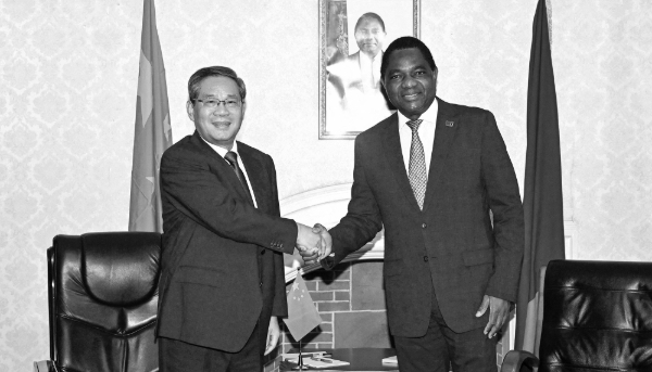 Le premier ministre chinois Li Qiang et le président zambien Hakainde Hichilema à Lusaka, en Zambie, le 20 novembre 2025.