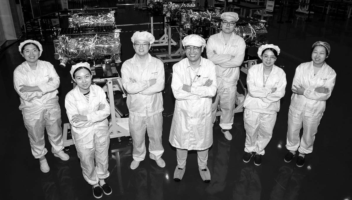 Les techniciens des satellites Jilin-1 Gaofen 03 posent pour une photo lors d'un atelier de Changguang Satellite Technology, dans la province de Jilin (nord-est de la Chine), le 3 août 2022.