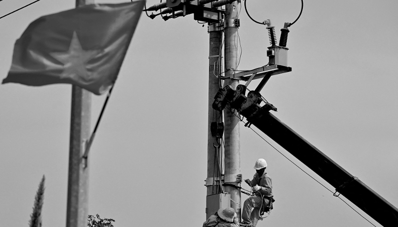 Des électriciens travaillent sur un chantier à Hanoï (mas 2026).