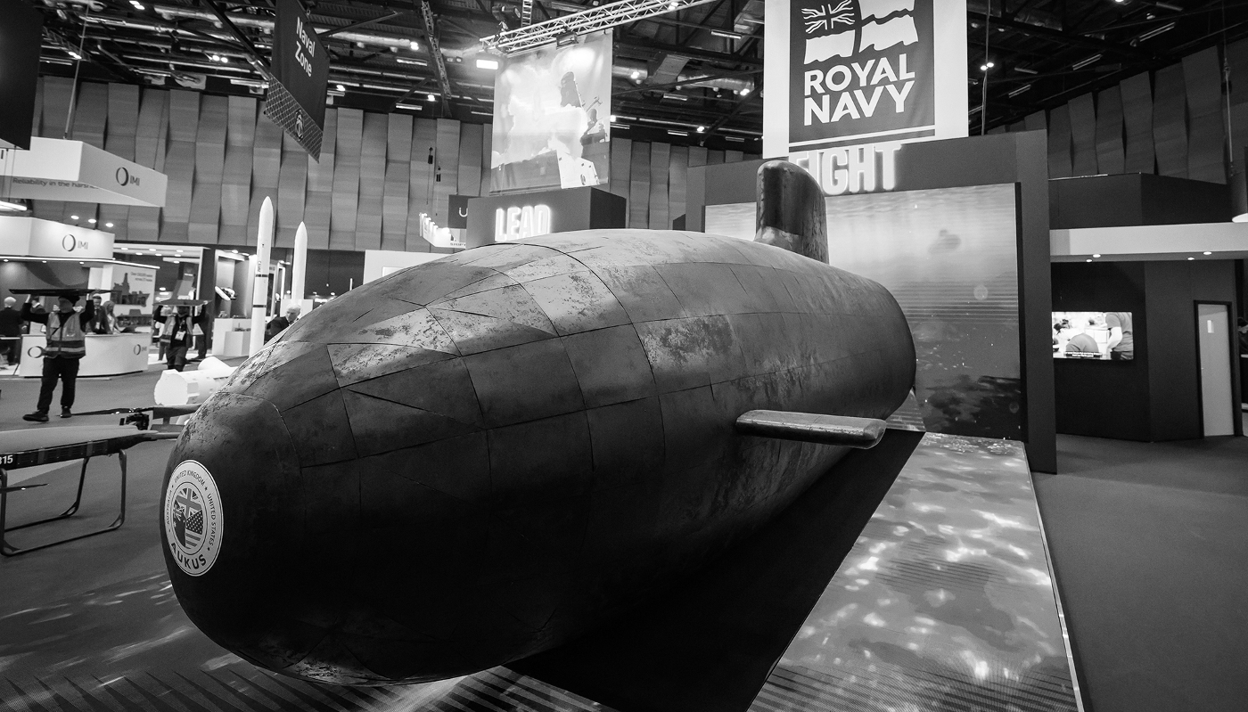 Une maquette du SSN-AUKUS (Submersible Ship Nuclear – AUKUS) est exposée sur le stand de la Royal Navy le troisième jour du salon Defence and Security Equipment International (DSEI), le 11 septembre 2025 à Londres.