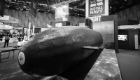 Une maquette du SSN-AUKUS (Submersible Ship Nuclear – AUKUS) est exposée sur le stand de la Royal Navy le troisième jour du salon Defence and Security Equipment International (DSEI), le 11 septembre 2025 à Londres.