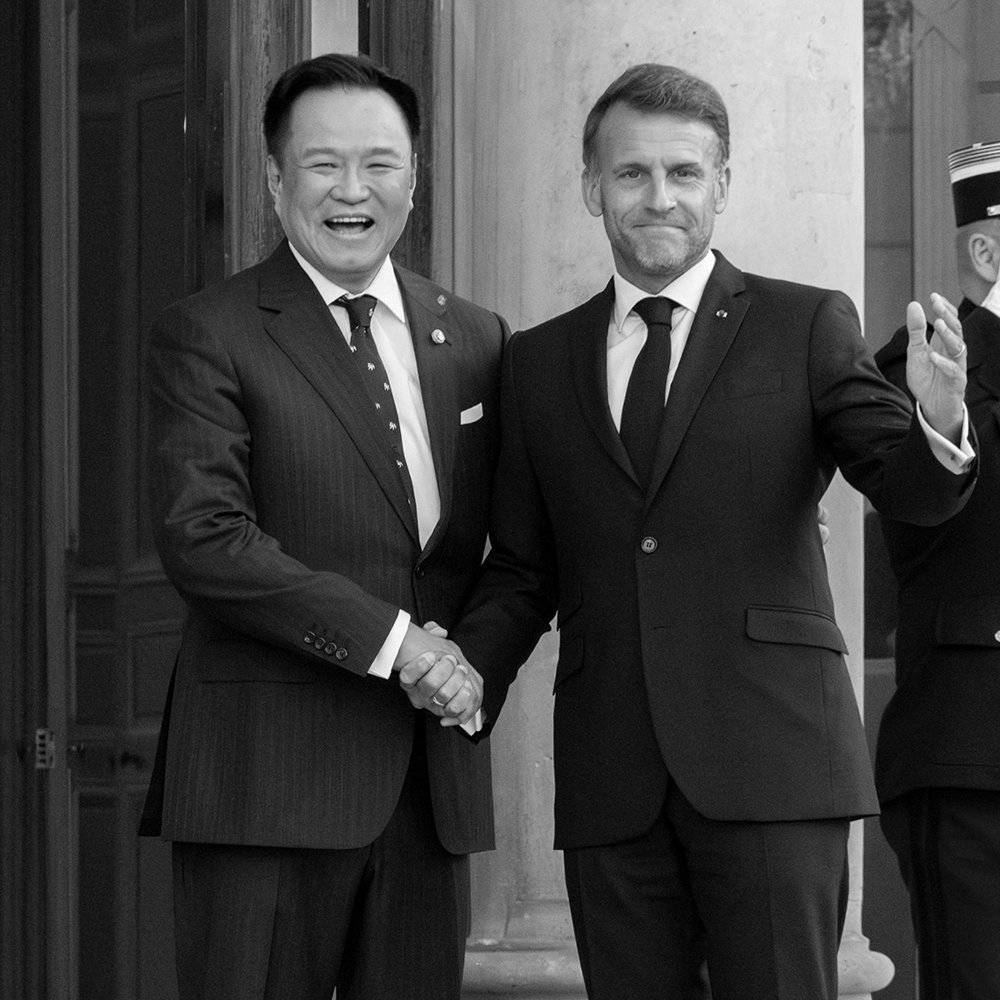 Le premier ministre thaïlandais Anutin Charnvirakul reçu à Paris par le président français Emmanuel Macron, le 25 mai 2026.