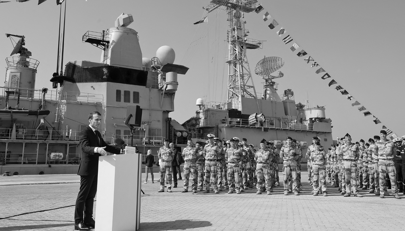 Le président Emmanuel Macron en visite sur la base navale d'Abu Dhabi, le 9 novembre 2017.