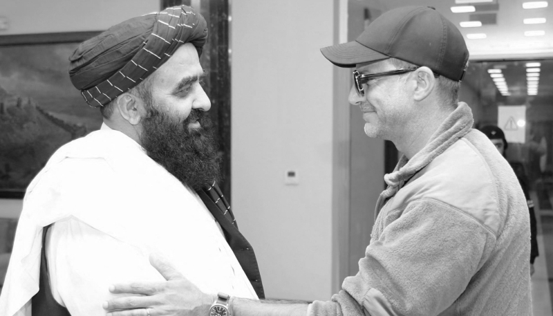 Le ministre taliban des affaires étrangères, Amir Khan Muttaqi, et Adam Boehler, l’émissaire américain pour les otages, à Kaboul, le 13 septembre 2025.