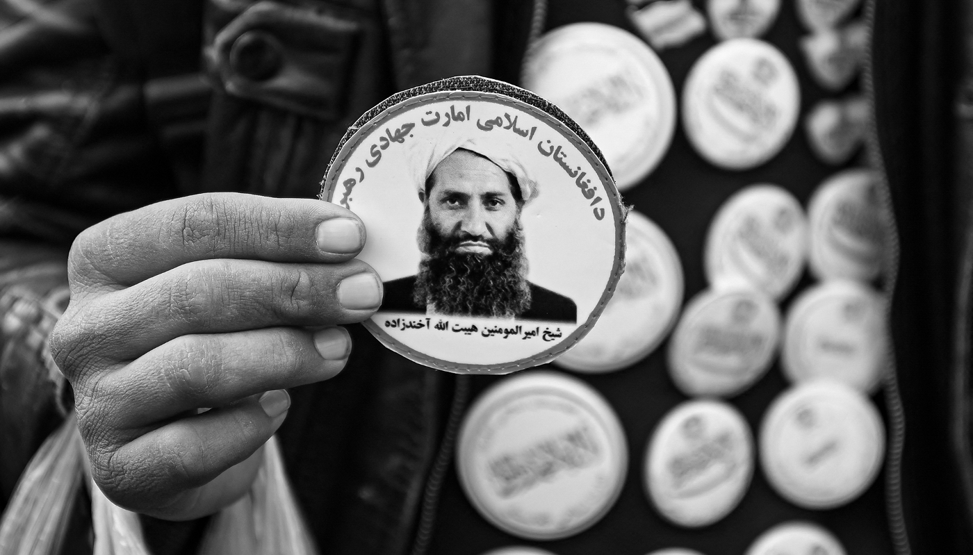 Portrait du chef suprême des Talibans, Haibatullah Akhundzada, sur  un sticker au marché de Kaboul, le 26 décembre 2021.