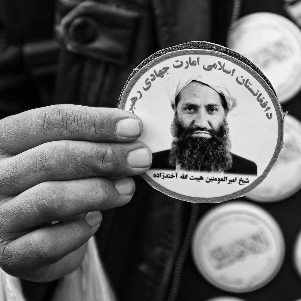 Portrait du chef suprême des Talibans, Haibatullah Akhundzada, sur  un sticker au marché de Kaboul, le 26 décembre 2021.
