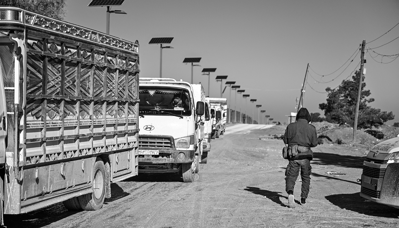 Véhicules devant le camp d'al-Hol, situé dans le nord-est de la Syrie, désormais sous le contrôle des forces gouvernementales syriennes. Il abritait de nombreuses personnes soupçonnées d'avoir des liens avec le groupe djihadiste État islamique.
