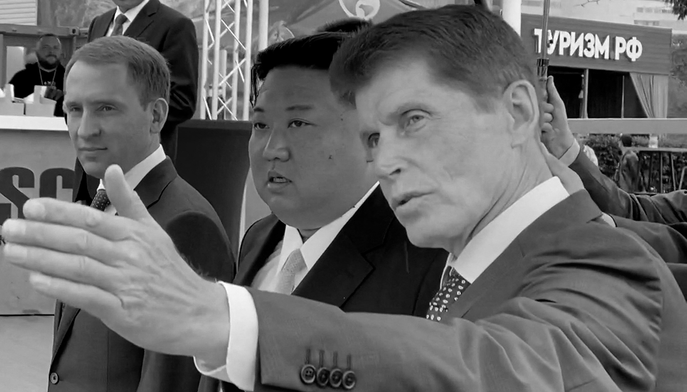 Le ministre russe des ressources naturelles et de l'écologie Alexander Kozlov et le président nord-coréen Kim Jong-un lors d'une visite à l'Université fédérale d'Extrême-Orient à Vladivostok, Russie, le 17 septembre 2023.