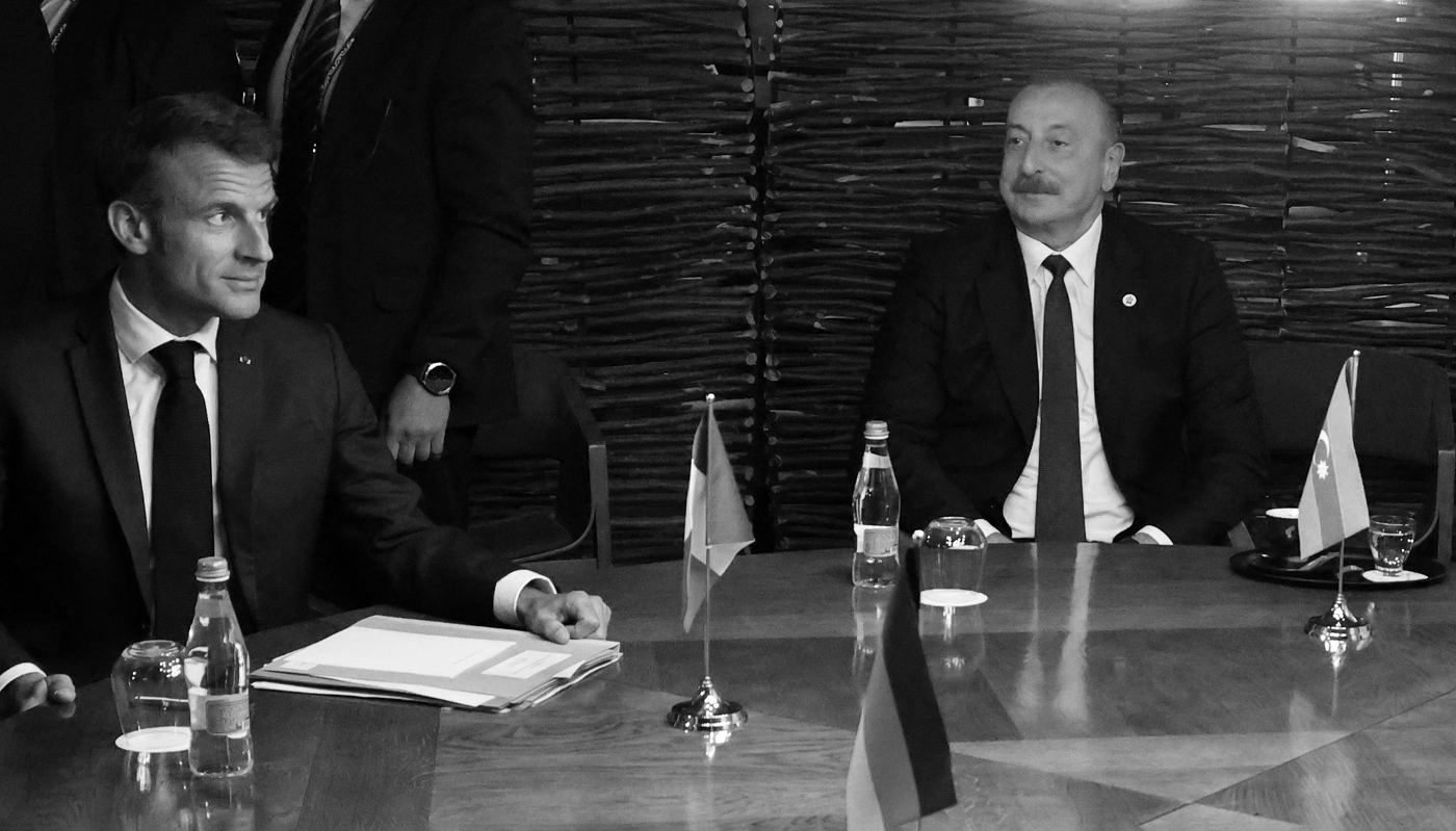 Le président français Emmanuel Macron et son homologue azerbaïdjanais Ilham Aliyev lors d'une rencontre en marge du sommet de la Communauté politique européenne (CPE) à Bulboaca (Moldavie), le 1er juin 2023.