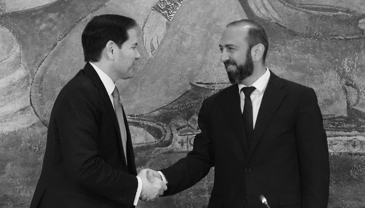 Le secrétaire d'État américain Marco Rubio aux côtés du ministre arménien des affaires étrangères Ararat Mirzoyan, le 26 mai 2026 à Erevan.