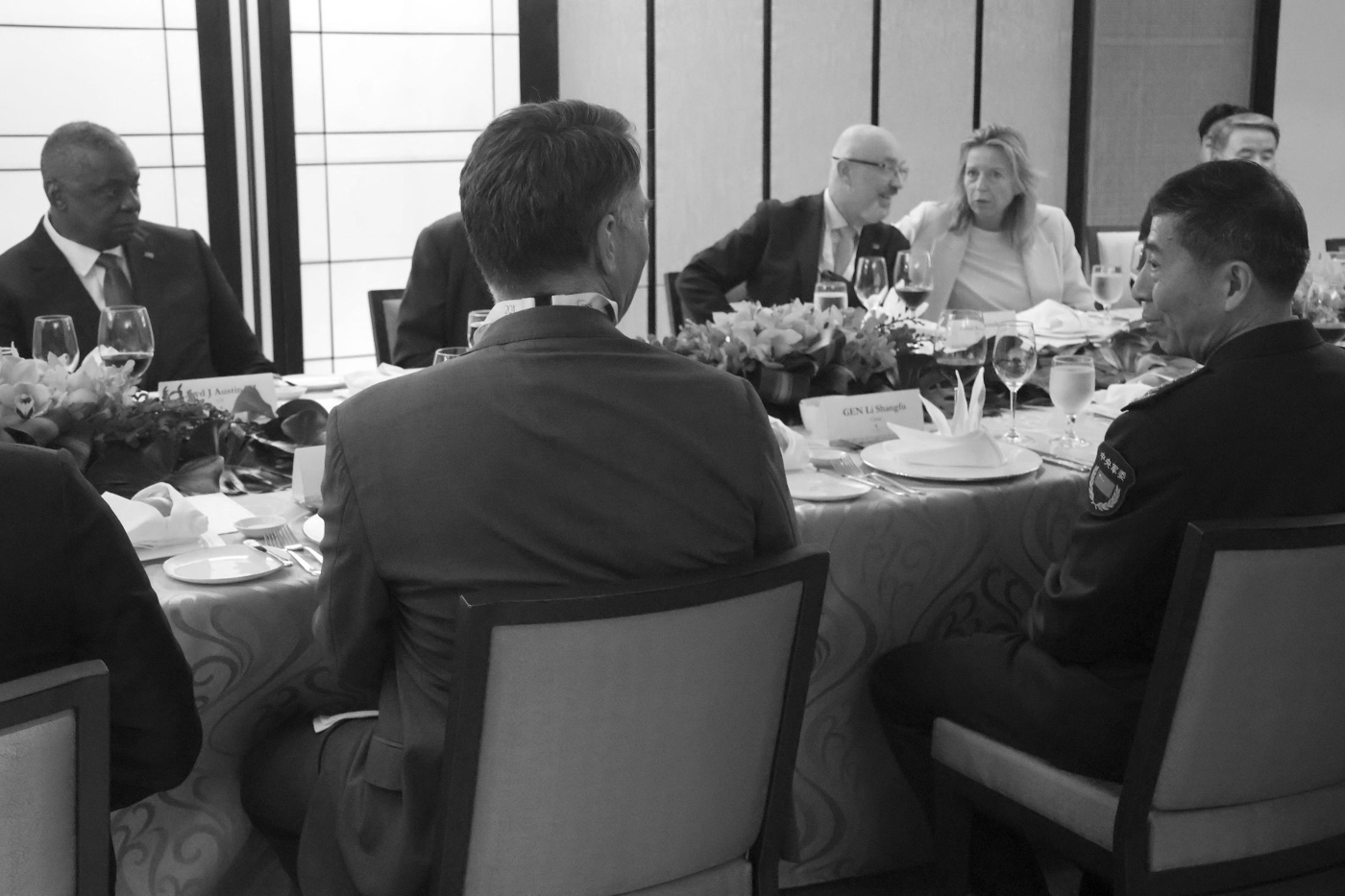 Le secrétaire d'Etat américain à la défense, Lloyd Austin (en haut à gauche) et le ministre chinois de la défense, Li Shangfu (à droite), en juin 2023, lors d'un diner au Shangri-La Dialogue, à Singapour.
