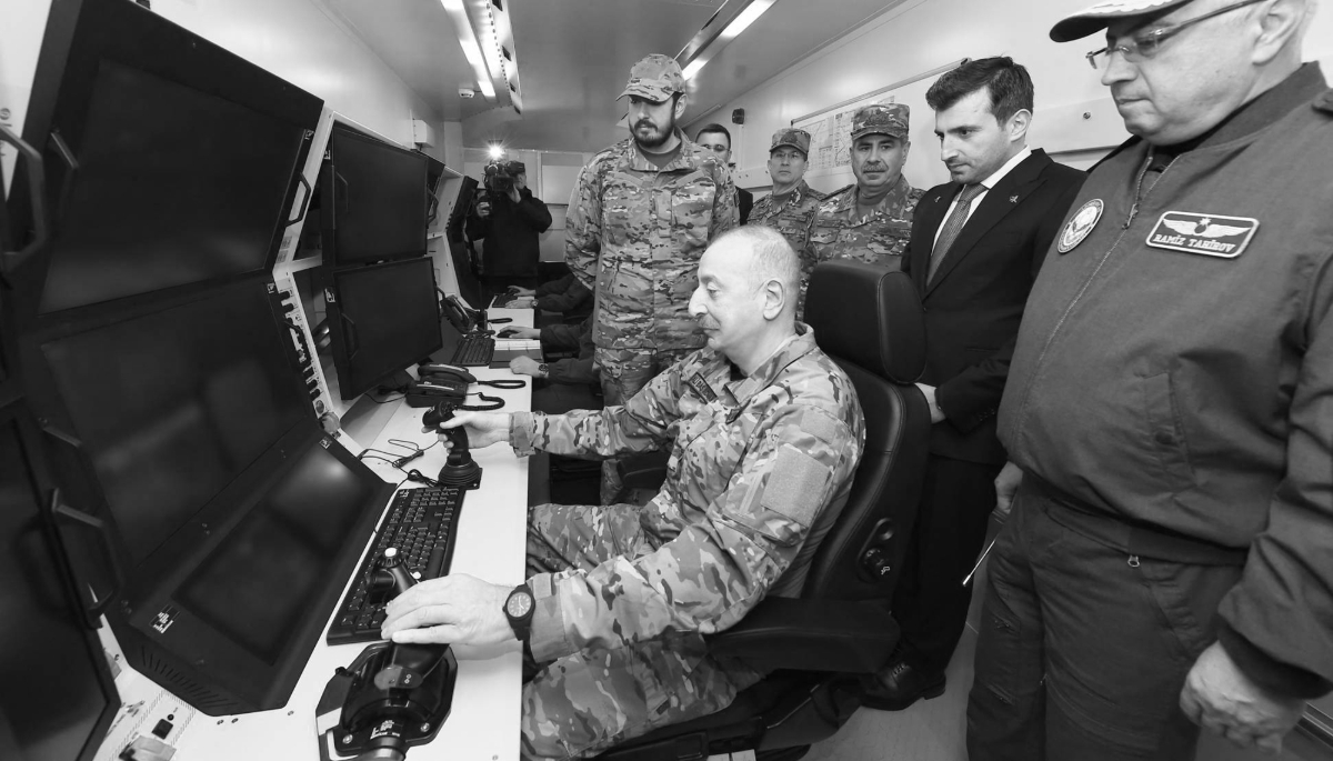 Le président azerbaïdjanais Ilham Aliyev dirige le vol du Bayraktar Akinçi, aux côtés du président du conseil d'administration et leader technologique de Baykar, Selcuk Bayraktar, lors d'une visite aux installations de l'armée de l'air azerbaïdjanaise, le 9 février 2024.