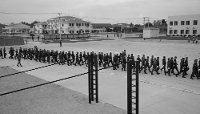Des soldats cambodgiens défilent en lors de la cérémonie d'inauguration des infrastructures modernisées de la base navale de Ream, le 5 avril 2025.