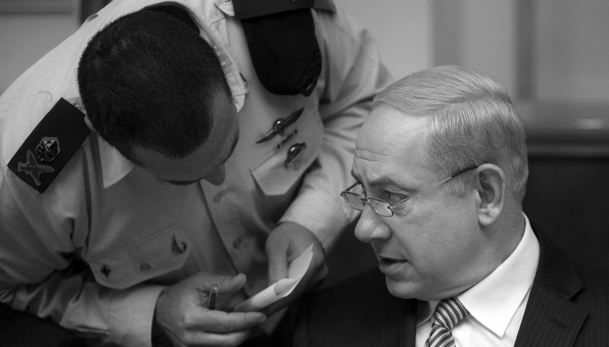 Le premier ministre israélien Benjamin Netanyahu s'entretient avec son conseiller militaire Eyal Zamir à Jérusalem, le 28 avril 2013. Zamir est aujourd'hui chef d'état-major de l'armée israélienne.