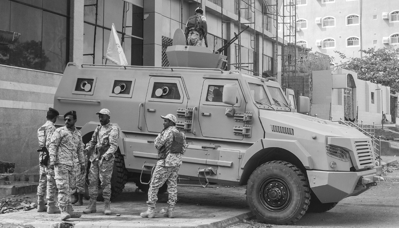 Des membres de la Brigade des géants e tiennent à côté d'un véhicule blindé déployé à Aden, le 7 janvier 2026.