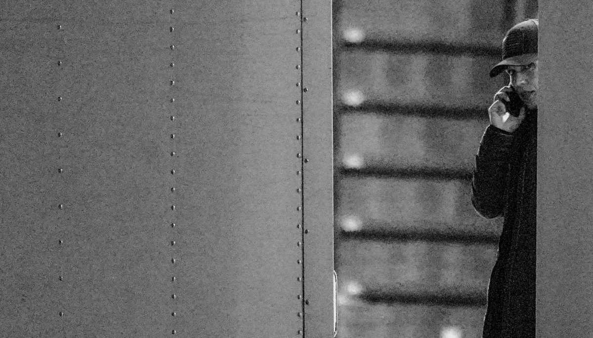 La directrice du renseignement national des États-Unis, Tulsi Gabbard, lors d'une perquisition du FBI dans un centre électoral de Géorgie, le 28 janvier 2026. 