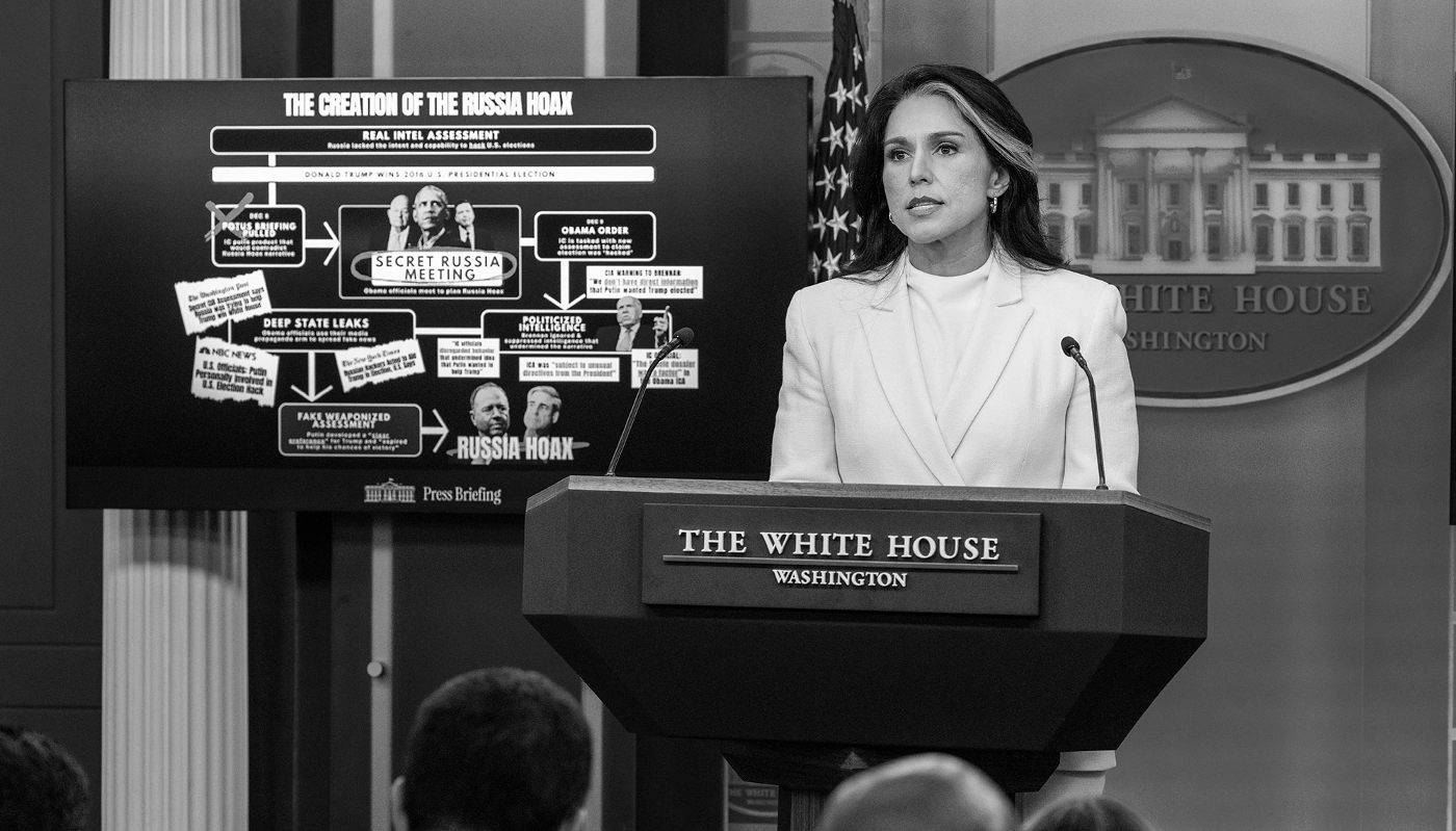 La directrice du renseignement national américain Tulsi Gabbard lors d'une conférence de presse à Washington, le 23 juillet 2025. Une rencontre organisée après la publication d'un rapport déclassifié lié à l'enquête sur les ingérences russes dans la campagne présidentielle de 2016.