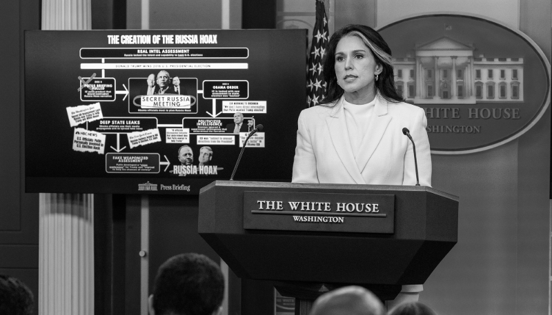 La directrice du renseignement national américain Tulsi Gabbard lors d'une conférence de presse à Washington, le 23 juillet 2025. Une rencontre organisée après la publication d'un rapport déclassifié lié à l'enquête sur les ingérences russes dans la campagne présidentielle de 2016. 