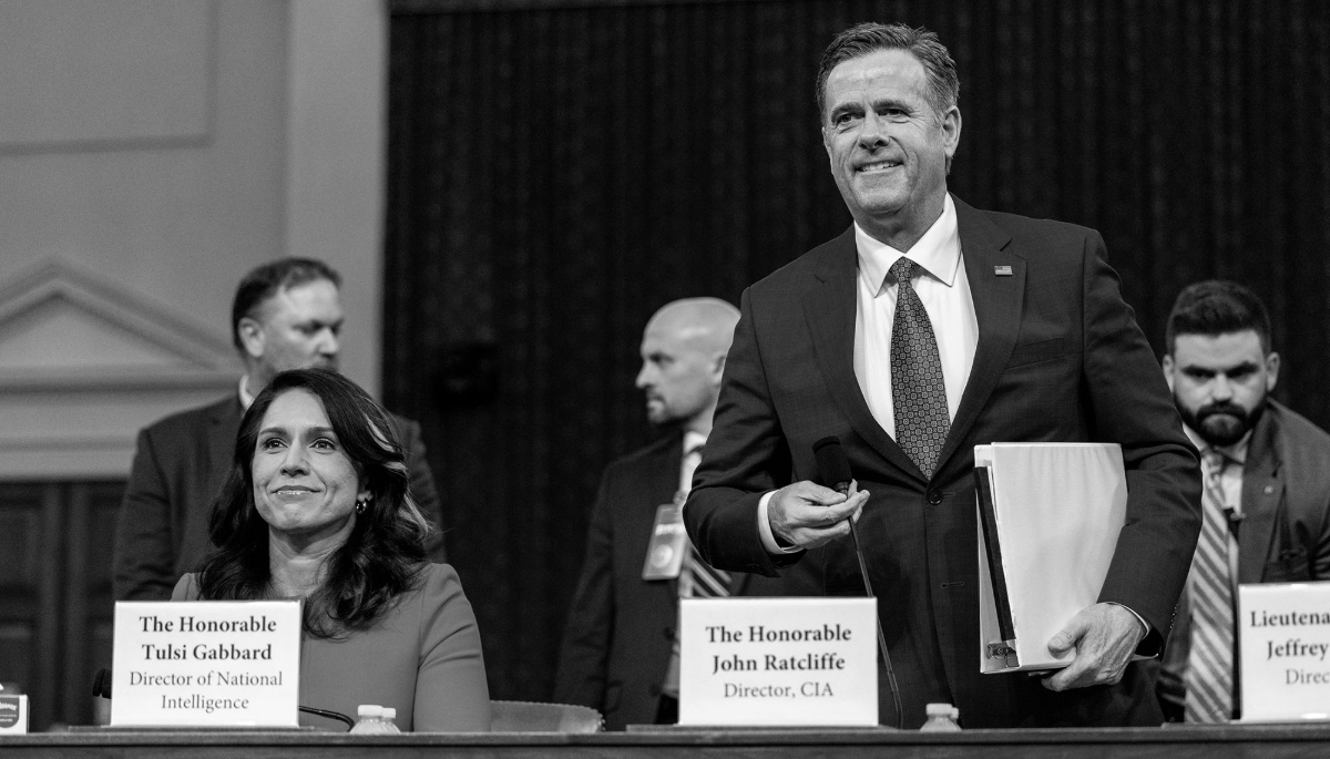 La directrice du renseignement national Tulsi Gabbard et le directeur de la CIA John Ratcliffe, le 26 mars 2025 à Washington.
