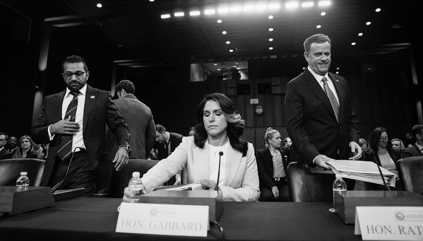 Tulsi Gabbard, directrice du renseignement national, au centre, John Ratcliffe, directeur de la CIA, à droite, et Kash Patel, directeur du FBI, à gauche, le 25 mars 2025 à Washington, DC.