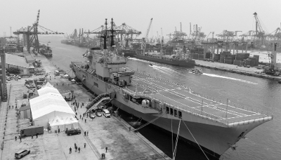Le porte-avions de la marine italienne Giuseppe Garibaldi accosté au port de Tanjung Priok à Jakarta, le 18 septembre 2026, avant son transfert à la marine indonésienne.