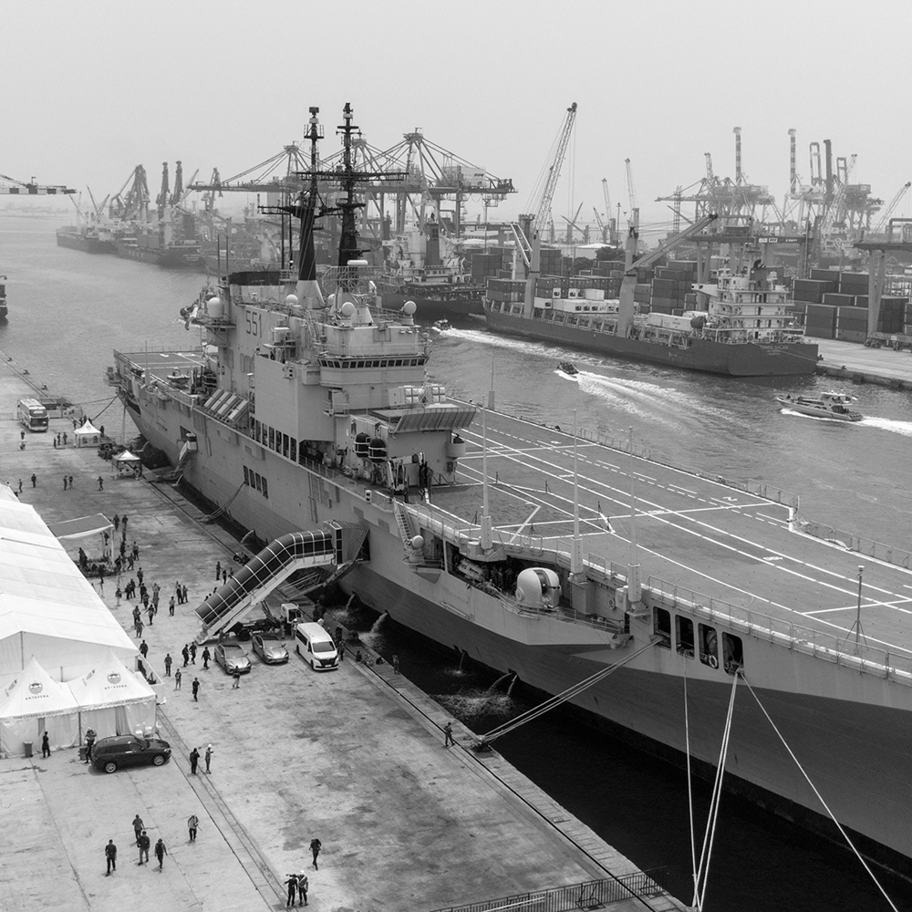 Le porte-avions de la marine italienne Giuseppe Garibaldi accosté au port de Tanjung Priok à Jakarta, le 18 septembre 2026, avant son transfert à la marine indonésienne.
