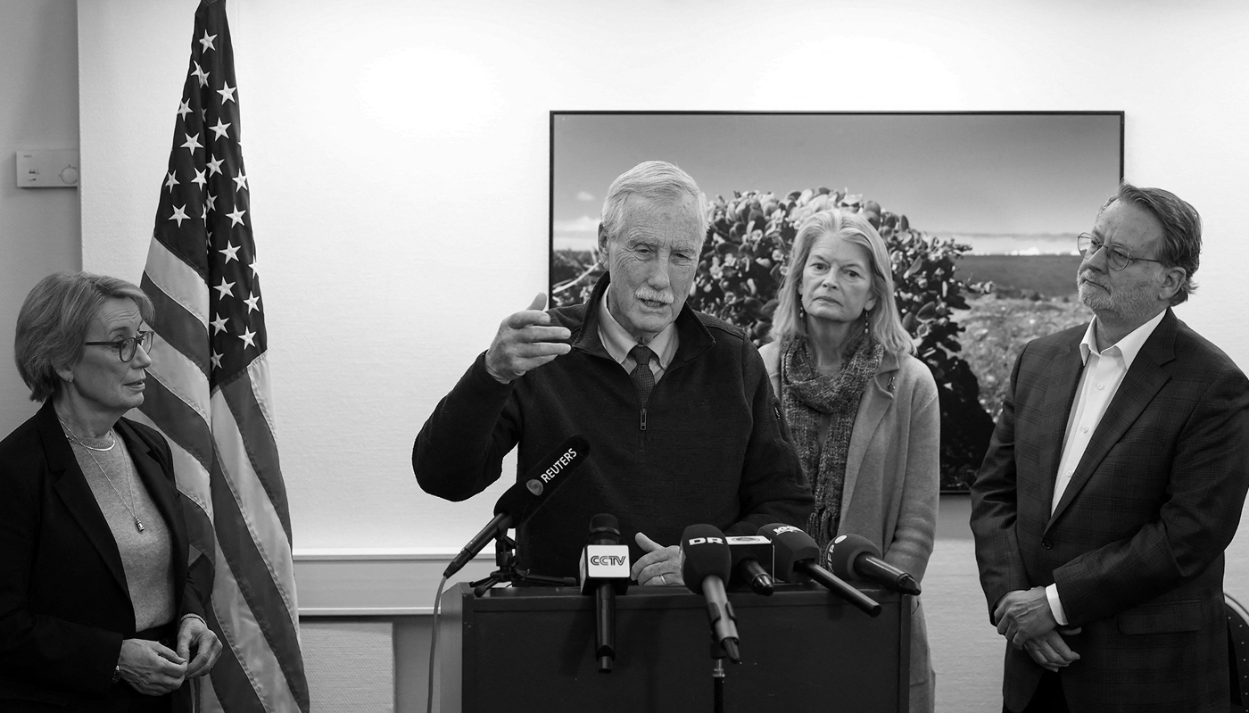 La sénatrice d'Alaska Lisa Murkowski (à droite) et le sénateur du Maine Angus King (au centre) assistent à une conférence de presse à Nuuk, au Groenland, le 9 février 2026.