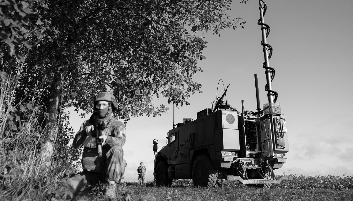 Un militaire du 54e régiment de transmissions, spécialisé dans la guerre électronique, lors d'une manœuvre, le 14 octobre 2025.