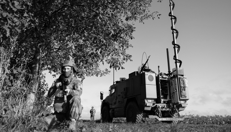 Un militaire du 54e régiment de transmissions, spécialisé dans la guerre électronique, lors d'une manœuvre, le 14 octobre 2025.