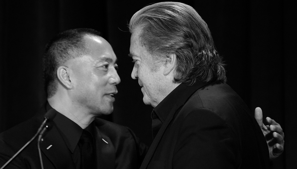 L'homme d'affaires chinois Guo Wengui (à gauche) et Steve Bannon en 2018 à New York.