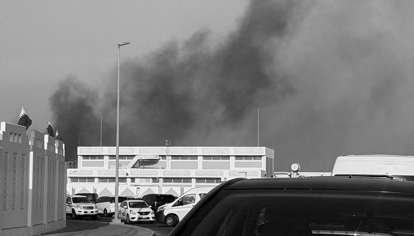 De la fumée s'élève à Doha, au Qatar, après plusieurs explosions, le 9 septembre 2025.