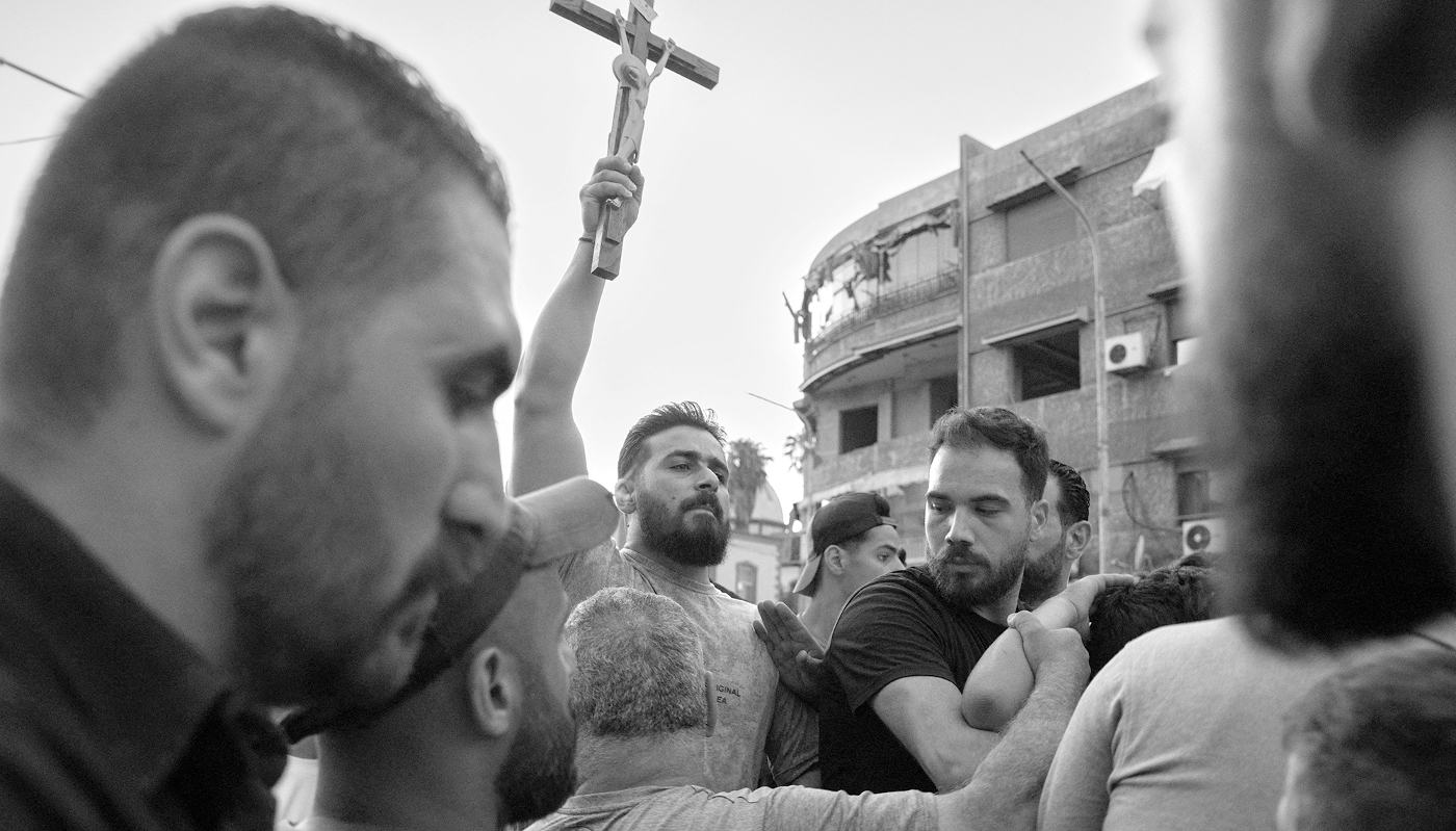 Manifestation dans les rues de Damas à la suite des commémorations organisées dans l'église Mar Elias au lendemain d'un attentat suicide qui a fait 25 morts et plus de 60 blessés le 22 juin.