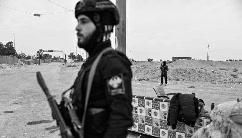 Les forces de sécurité du ministère syrien de l'intérieur gardent le champ pétrolifère d'al-Omar, dans le gouvernorat de Deir-ez-Zor, le 22 janvier 2026.